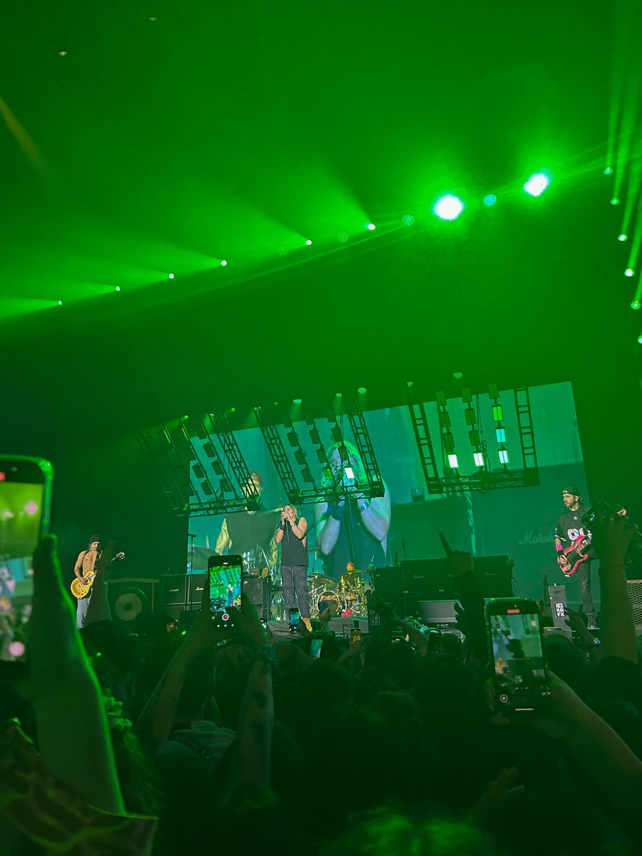 hay un montón de canciones que en vivo disfruto muchísimo pero el aura que maneja kalashnikov es totalmente SUPERIOR