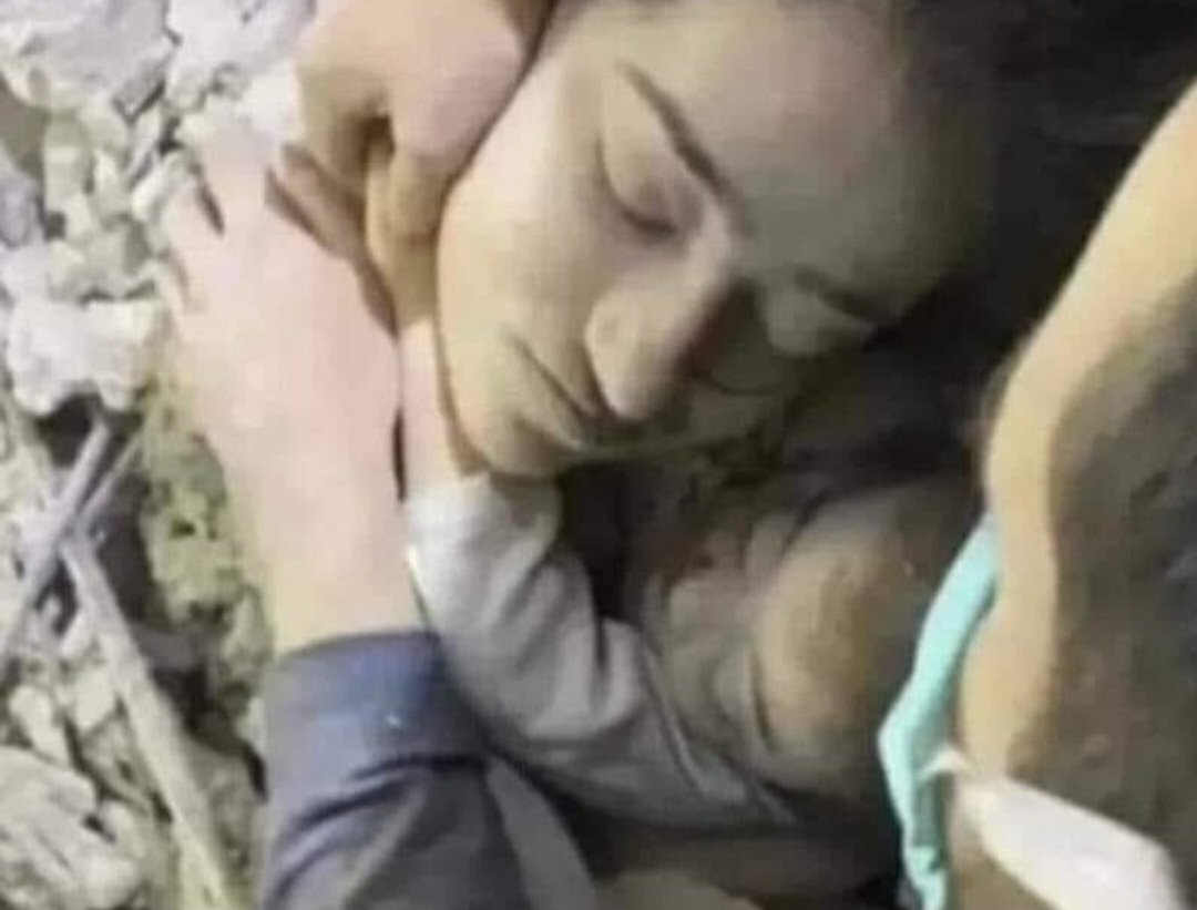 Enkaza gömülen her canın tek tek hesabı sorulmalı. Cinayet çekip vurmak mı sadece; katili besleyen, teşvik eden, silahı satan, görmezden gelen, susan, ihmal eden ve affeden suça ortak değil mi? Bu fotoğrafın sorumlularını nasıl affedelim?

#6SubatınAffıOlmaz