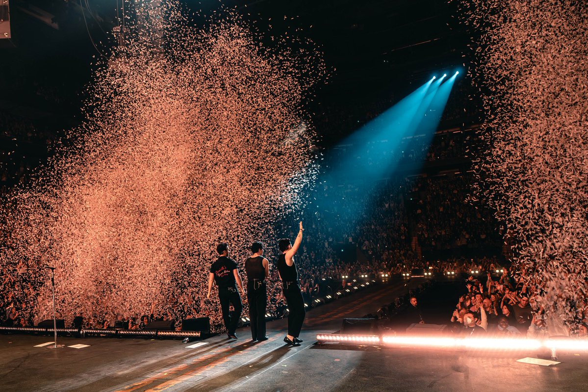 jonasbrothers's tweet image. Greetings from your hometown. Hard to believe we’re on the last shows of one of the most special runs of our lives. Thank you all, we love you