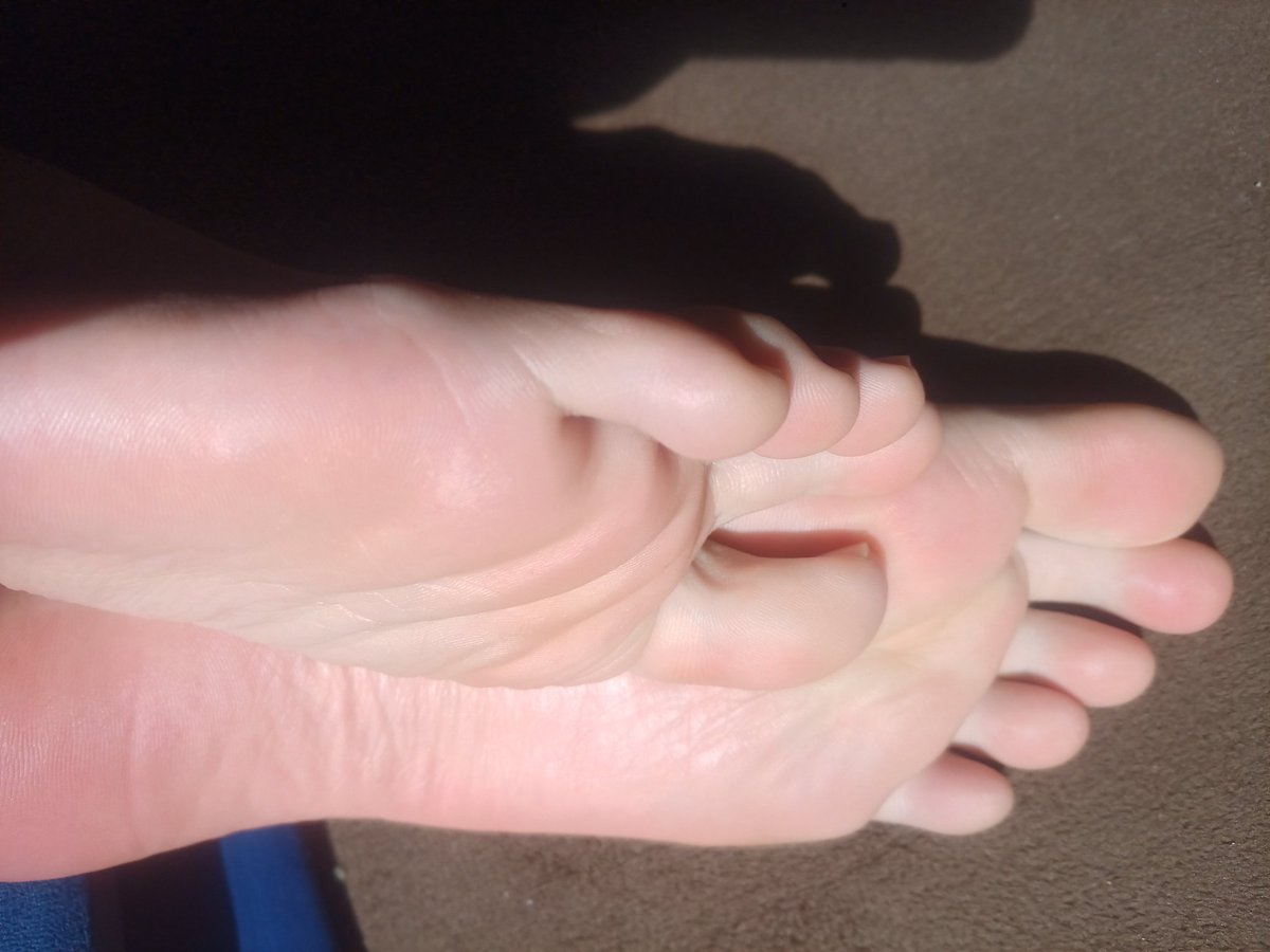 İTAAT EDİCEKSİN ACİZ KÖPEK SENİ #ayakfetişi #footfetısh #sahibe #köle #fantazi
#fantezi
#hayalgücü
#gizem
#çekicilik
#tutku