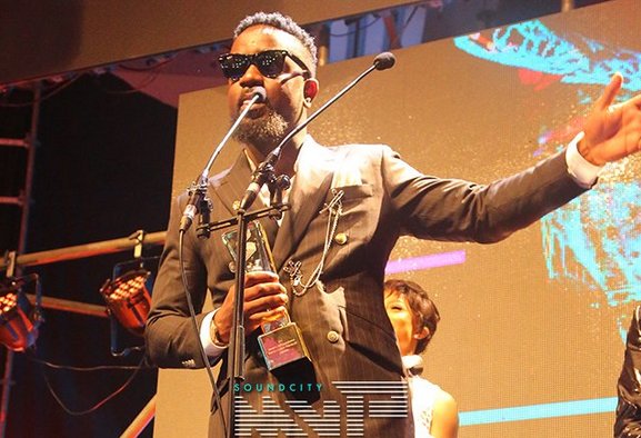 AfricaFactsZone's tweet image. Sarkodie has won 1 BET Award, 1 BET Hip-Hop Award, 1 International Reggae and World Music Award, 1 All Africa Music Award (AFRIMA), 1 MTV Africa Music Award, 1 African Entertainment Awards USA, 32 Ghana Music Awards, 2 Nigeria Entertainment Awards, 20 4syte Music Video Awards, 1…