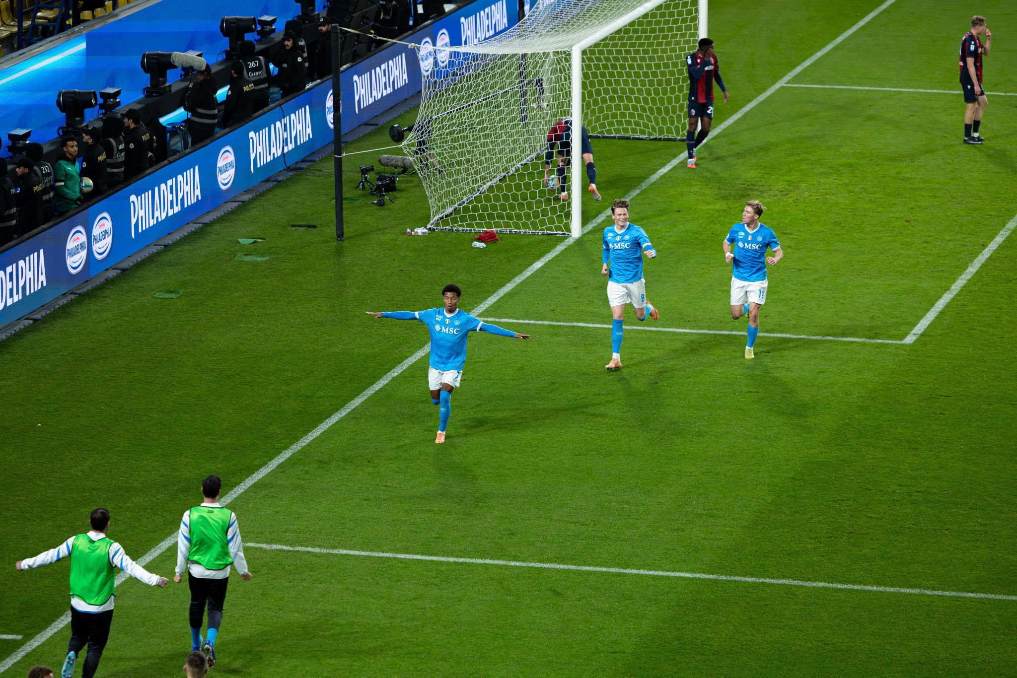 نابولي يتوج بطلًا لكأس السوبر الإيطالي بالرياض 2025 بعد فوزه في النهائي على بولونيا بثنائية نظيفة. #نابولي_بولونيا 