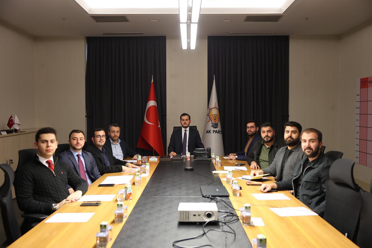 Üniversiteler Başkanımız <a href="/FatihAydemir45/">Fatih Aydemir 🇹🇷</a> ve MKYK üyelerimizle toplantımızı gerçekleştirdik.

Kampüste ÜNİAK çalışmaları hız kesmeden devam ediyor🚀

<a href="/avyusufibis/">Yusuf İBİŞ</a> <a href="/AKGenclikGM/">AK Gençlik</a>