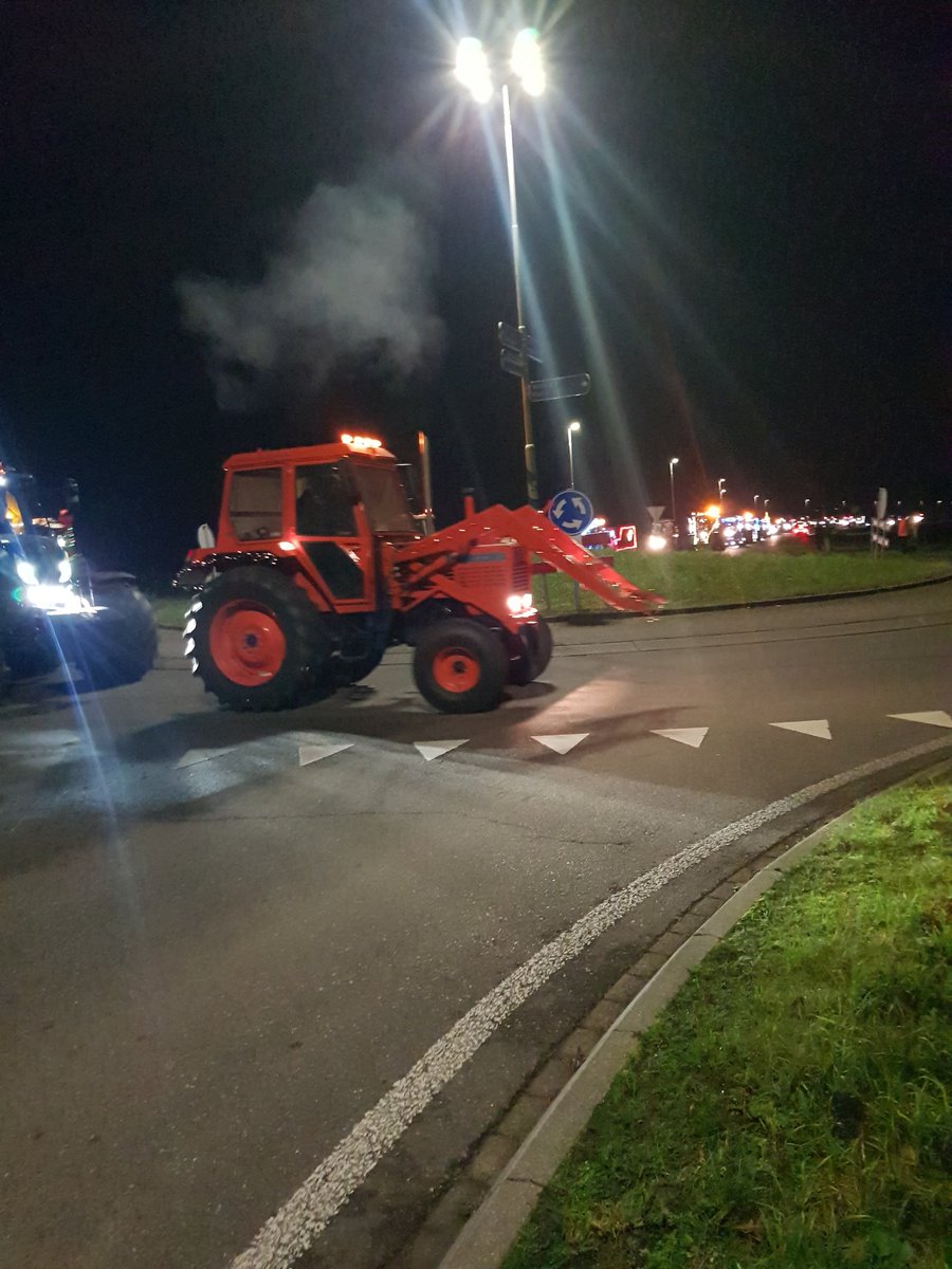 Meer dan 100 mooi verlichte  landbouw tractoren kwamen in ruim 10 minuten voorbij als je vanavond langs de route hebt gestaan in de gemeente Overbetuwe. Mooi evenement! #verlichtetrekkeroptochtoverbetuwe