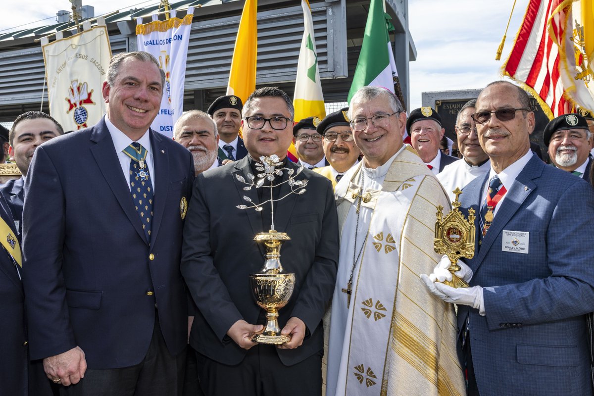 KofC's tweet photo. Knights from the United States and Mexico met at the Gateway to the Americas International Bridge in Laredo, Texas, to exchange Knights of Columbus Silver Roses on Dec. 10. Two days later, on the feast of Our Lady of Guadalupe, Mexican Knights brought the roses to the Basilica of Our Lady of Guadalupe in Mexico City, where they were placed on the altar during Mass. Hundreds of people participated in the joyful event, including several supreme directors and state deputies representing both countries and Knights from many local councils. 
  
“This exchange is a sign of our unity as brother Knights throughout the world, and a reminder of our commitment to defend life in all its stages, from conception to natural death,” said Supreme Master Michael McCusker, who participated in the exchange. “We met on a bridge and stood at borders created by men. But we also stood under a brilliant sky that reminded us that in God’s kingdom there are no borders.” 
 
Read more: https://t.co/K7a0ARfcvU