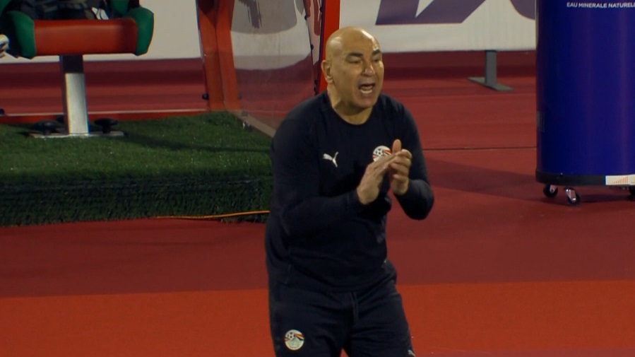 حسام حسن لا يهدأ ويعطي اللاعبين التعليمات لتسجيل هدف التعادل 