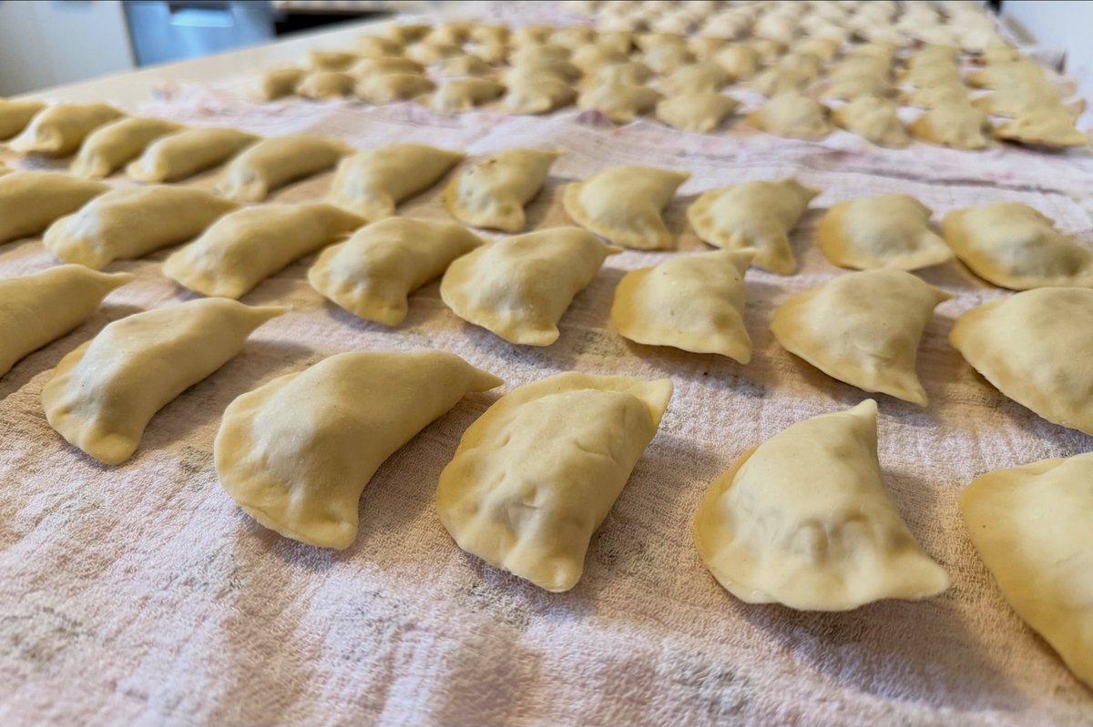 EwaZajaczkowska's tweet image. Może nie są idealne z wyglądu, ale od serca dla mojej rodzinki na święta! 🥟 Oczywiście z kapustą i grzybami! Udało się też zrobić bezglutenowe - dochodzę do wprawy 😁 

Uwielbiam ten czas - kuchnia, muzyka i ja 🎄
I mąż, który nie może doczekać się do świąt i wyjada po kolei 😅