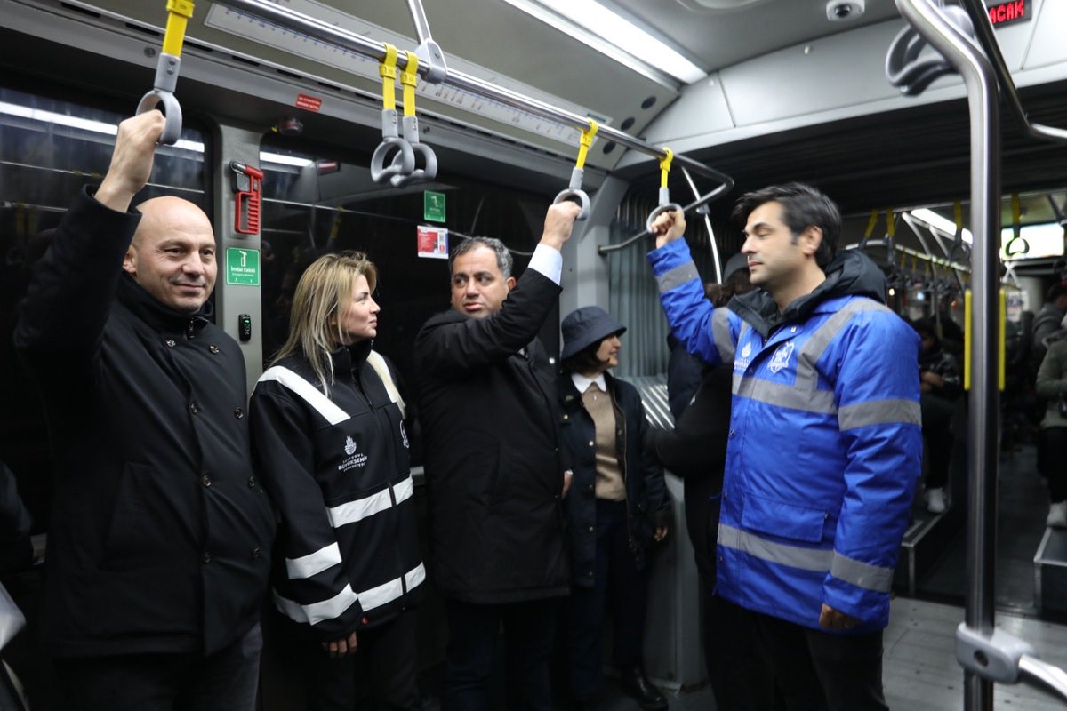 İncirli Metrobüs İstasyonu’ndaki yenileme çalışmalarımızda sona yaklaşıyoruz.
Yapısal ömrünü tamamlamış yaya üst geçitlerinden ilkini; engelli erişimine uygun, güvenli ve metrobüs erişimini kolaylaştıracak şekilde hizmete açtık.
Diğer üst geçitte çalışmalarımız hız kesmeden devam