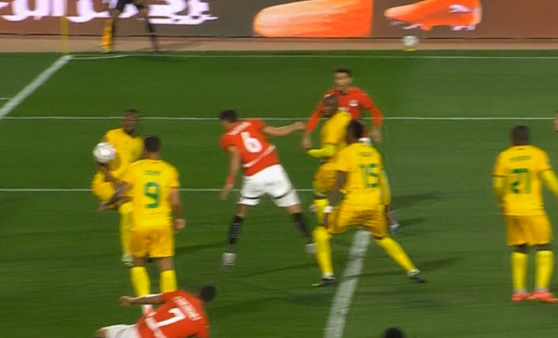 كلاكيت تاني مرة.. حكم المباراة يرفض احتساب ركلة جزاء لمنتخب مصر بعدما لمست الكرة يد لاعب زيمبابوي 