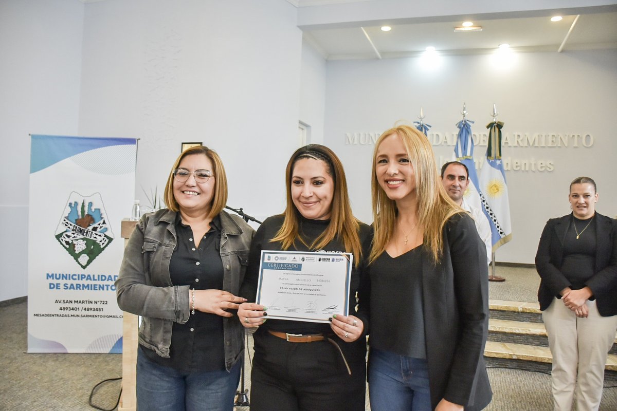 Mujeres certificadas en oficios de la construcción 🟣

Con una formación de 60 horas de cursado y práctica intensiva en terreno, diez mujeres de #Sarmiento finalizaron su capacitación profesional en colocación de adoquines, un oficio clave para la infraestructura urbana.