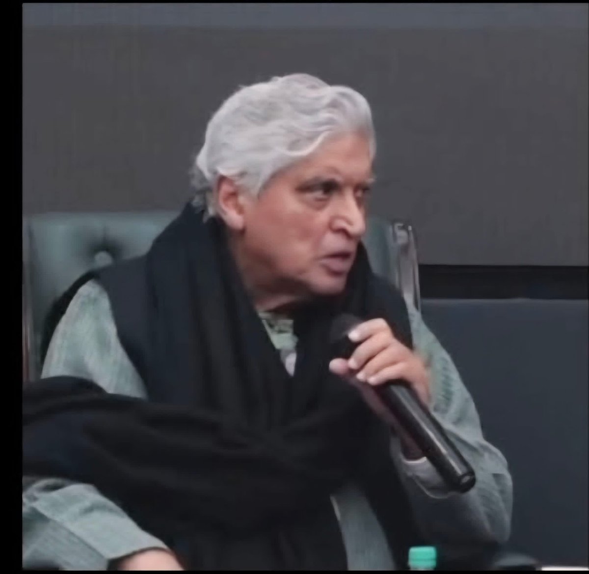 سکرین پر رعشہ زدہ ہاتھ اور وہ بے نیاز رب!

کل ٹی وی کی سکرین پر ایک عجیب منظر دیکھا جس نے روح تک کو لرزا دیا۔ ایک ایسا شخص جس کے ہاتھوں میں رعشہ تھا، جسمانی نقاہت کا یہ عالم کہ مائیک تھامنے کی بھی ڈھنگ سے سکت باقی نہ تھی، لیکن اس زوال پذیر جسم کے اندر چھپی انا کا یہ حال تھا کہ وہ