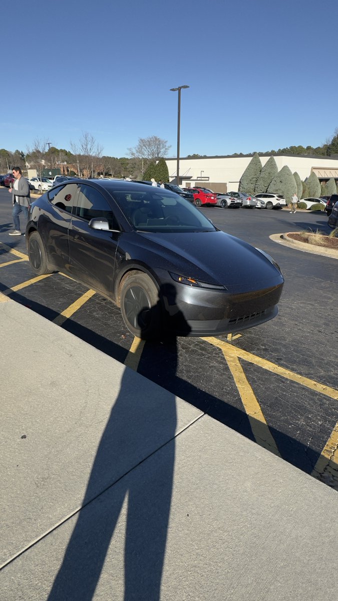 spotted my first Standard Model Y today in Raleigh.

Guy was using it for deliveries and it already had light damage on the back bumper looks like he backed into something

good to know these things are actually selling