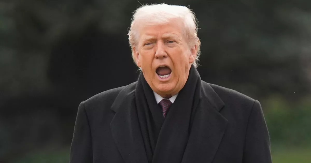 MirrorUSNews's tweet image. Donald Trump defends 'big boy' Bill Clinton as he slams Epstein files photo dump mirror.co.uk/news/us-news/d…