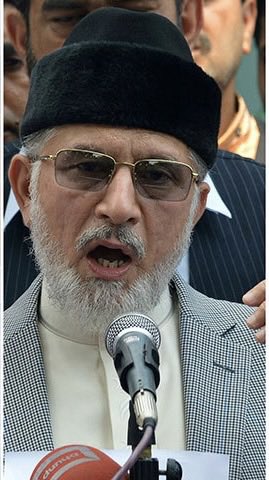 سوال : طاہر القادری بھی 
انقلاب کا نعرہ لیکر آئے تھے 
لیکن آج وہ کینیڈا جیسے ٹھنڈے 
ملک میں بیٹھے عمر کا 
آخری حصہ انجوائے کر رہے 
ہیں ، 
عمران خان نے ایسا 
کیوں نہیں کیا، ؟
انہوں نے نظام سے ٹکر کیوں لی؟

جواب: 

اس میں طاہر القادری کا 
کو کوئی قصور نہیں ، 
وہ ایک حقیقت پسند