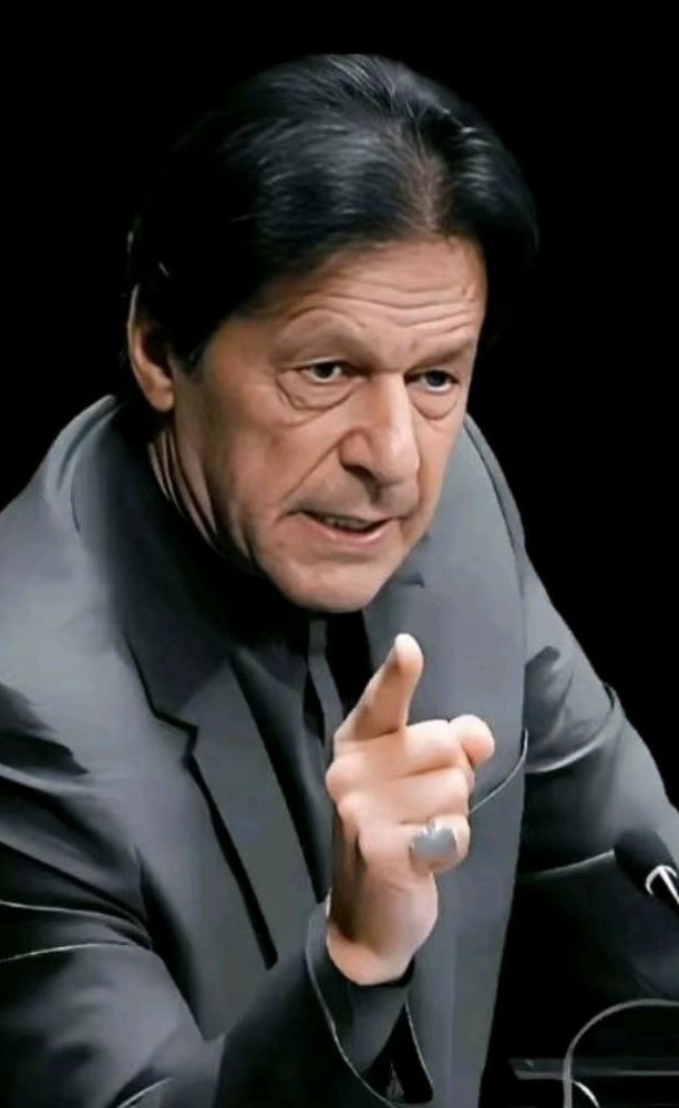 ReadinWakil's tweet photo. سوال : طاہر القادری بھی 
انقلاب کا نعرہ لیکر آئے تھے 
لیکن آج وہ کینیڈا جیسے ٹھنڈے 
ملک میں بیٹھے عمر کا 
آخری حصہ انجوائے کر رہے 
ہیں ، 
عمران خان نے ایسا 
کیوں نہیں کیا، ؟
انہوں نے نظام سے ٹکر کیوں لی؟

جواب: 

اس میں طاہر القادری کا 
کو کوئی قصور نہیں ، 
وہ ایک حقیقت پسند شخصیت 
ہیں ۔۔ 
انہیں دراصل شروع سے ہی بات 
سمجھ  میں آ گئی تھی کہ میں 
اپنی اوقات سے بڑا پنگا لے بیٹھا 
ہوں اور جو پاکستان کا 
سیاسی، عدالتی، عسکری اور 
انتظامی نظام ہے ۔۔ 
اس کو تبدیل کرنا !
میرے بس کی بات نہیں ہے ۔۔ 
اور اسی حقیقت کو 
سمجھنے کے بعد وہ چپ کر کے 
ٹھنڈے ملک روانہ ہو گئے ۔
جبکہ عمران خان 
ایک دیوانہ ہے، دیوانے 
حقیقت پسندیوں 
اور مصلحتوں کو نہیں مانتے ۔۔ 
دیوانے اپنی حقیقت 
خود لکھتے ہیں۔ 
دنیا کی تاریخ اٹھا کر دیکھ لیں 
کبھی کسی حقیقت پسند نے دنیا 
تبدیل نہیں کی، 
ہمیشہ خواب دیکھنے والے، 
آئیڈیلسٹ اور دیوانے ہی تاریخ 
کا دھارا موڑتے ہیں 
اور عمران خان وہی خوابوں کا 
سوداگر ہے۔ 
اس نے تنہا اور اکیلے ایک ایسے 
نظام سے ٹکر لی ہے، 
اور اس کے در و دیوار ہلا کر 
رکھ دیے ہیں جس کی 
بنیادوں میں لاکھوں معصوموں کا 
خون جما ہوا ہے۔ 
ایک اکیلے شخص نے دجال کی 
پوری فورس کو نتھ ڈال کر 
رکھی ہے 
اور یہ صرف عمران خان ہی 
کر سکتا تھا ۔۔۔۔۔
طاہر القادری جیسے پچاس اور بھی
 پیدا ہو جائیں تو 
اس کا عشر عشیر بھی نہیں کر سکتے۔۔۔۔!!