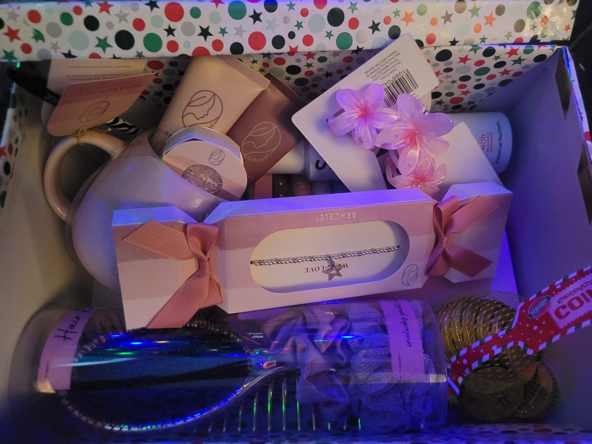 Catherineb07's tweet image. I had the pleasure of delivering Christmas shoe boxes for a deserving family today. A bit of happiness for children when things have been tough for a while. Gifts that were greatly appreciated, so thank you so much, @ShoeboxFairies  
from #EMHPCat @GMMH_NHS #BoltonMHST #TeamCAMHS
