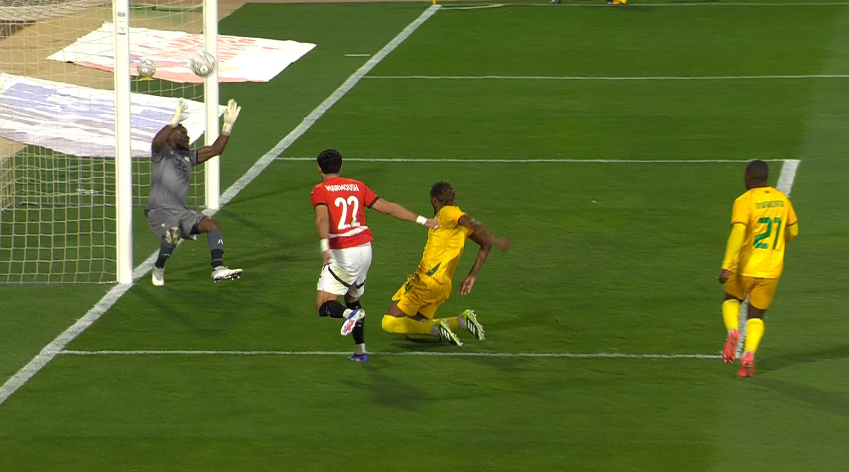 لقطة هدف التعادل الذي سجله عمر مرموش لصالح منتخب مصر في مرمى زيمبابوي 