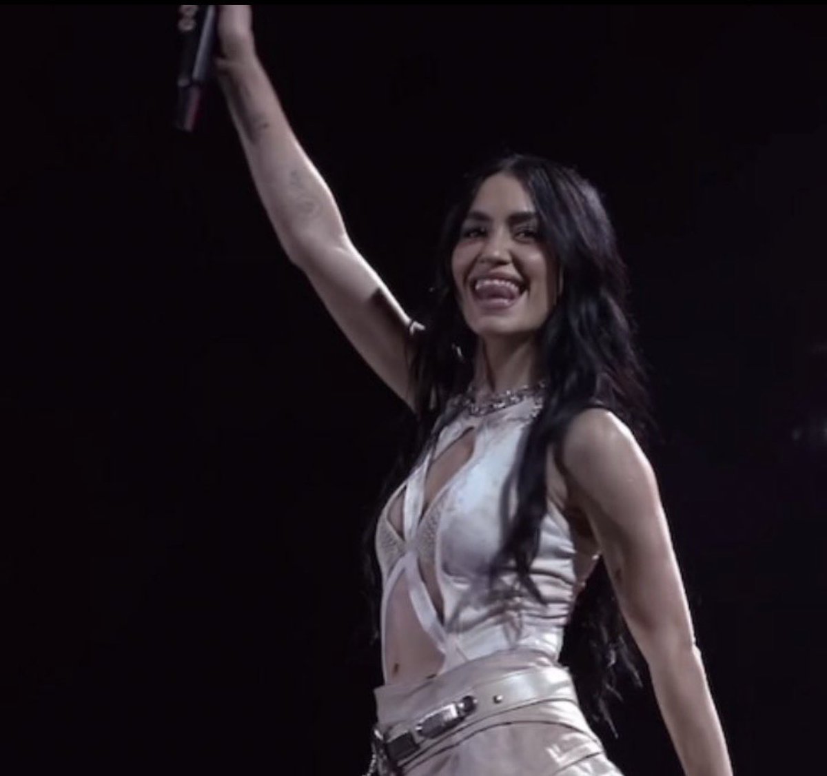 primadonna91_'s tweet photo. en el escenario poniendo el micrófono hacía el publico y haciendo exactamente los mismos gestos TRECE AÑOS DESPUÉS 😭😭 https://t.co/LNQCkWkbvR
