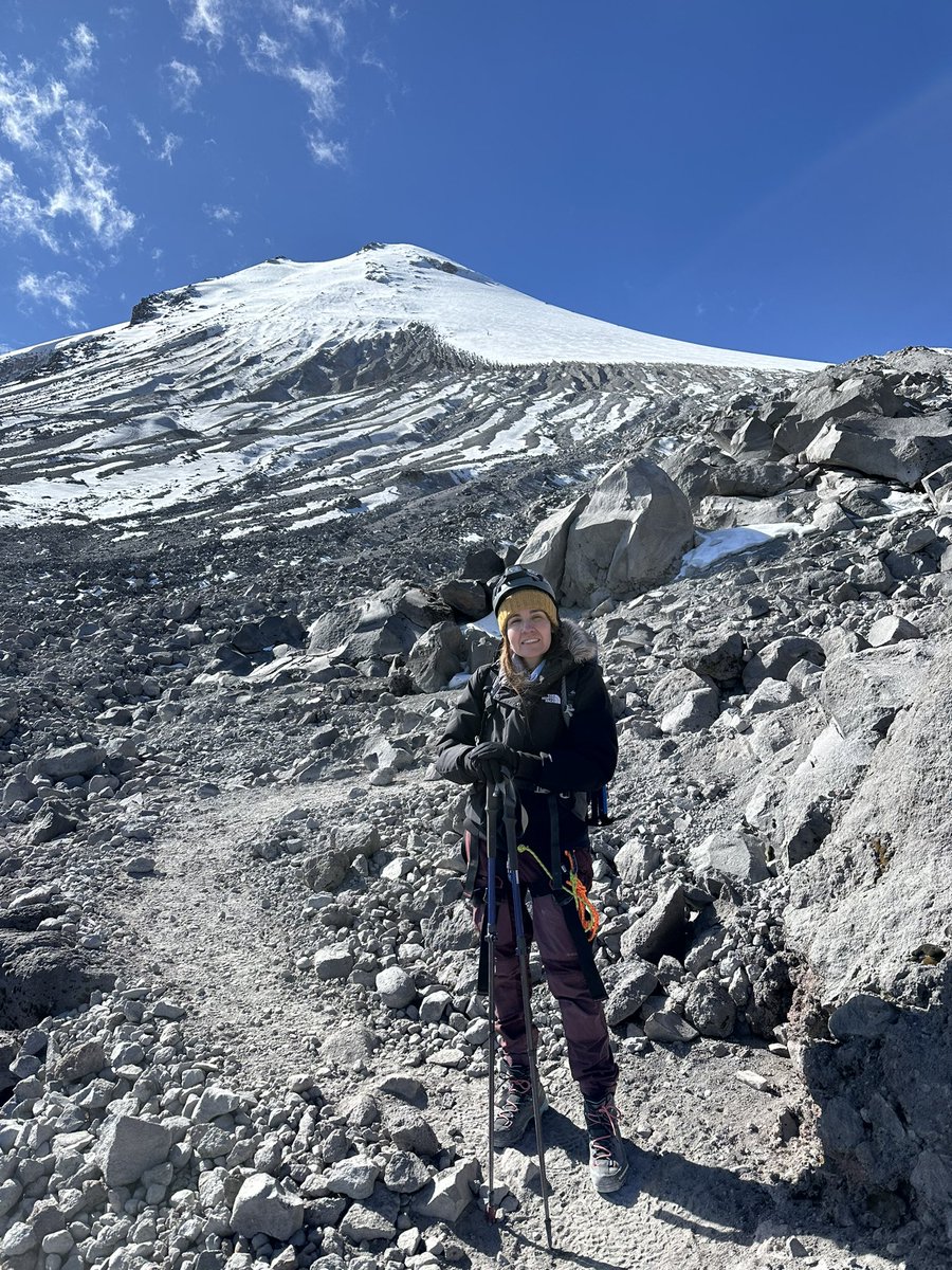 Amo esta foto que me tomó <a href="/JosVelasco/">Jos Velasco 🏔</a> ayer luego de bajar el glaciar de Jamapa 🥹❤️ 
Gracias por existir, montañas <3