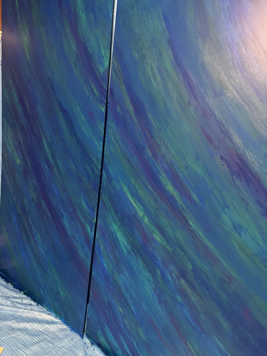 f0nn2's tweet photo. 『コスモ海洋』　金丸様

門司港レトロ　壁画制作中🌊✨

ペンキを使うのは2度目なのですが、

表現の壁にぶつかっております👀

普段のアクリル絵の具とは粘度が違うもので

やりたい表現が出来ていないですねー

難しいけど、面白い🙂‍↕️✨

#門司港 #コスモ海洋 #壁画 #画家 #抽象画 https://t.co/RsfnOjI4ZJ