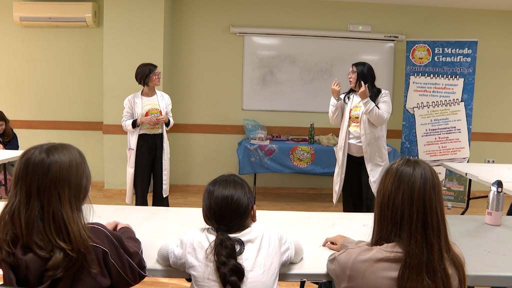 fuengirolatv's tweet image. Con motivo de las vacaciones de Navidad este lunes se han puesto en marcha diversas iniciativas municipales dirigidas a que los pequeños de la casa ap fuengirolatv.com/una-veintena-d…