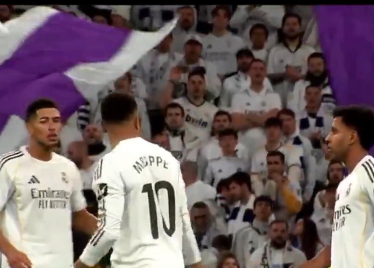 theMadridZone's tweet image. 🤝 Real Madrid players asking Kylian Mbappé about Cristiano Ronaldo’s record: 

🗣️ Rodrygo: “You're one goal short, right?”

🗣️ Jude Bellingham: “Let’s score more.”

@DAZN_ES