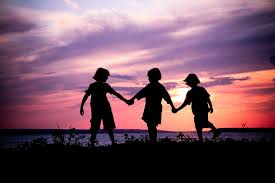 "Estoy criando a mis hijos con una verdad que el mundo suele olvidar demasiado rápido:
Los hermanos no son competencia, son equipo de vida. No quiero que crezcan midiéndose entre ellos.
Que comparen logros, tiempos, errores o aplausos.
No quiero carreras dentro de casa, ni