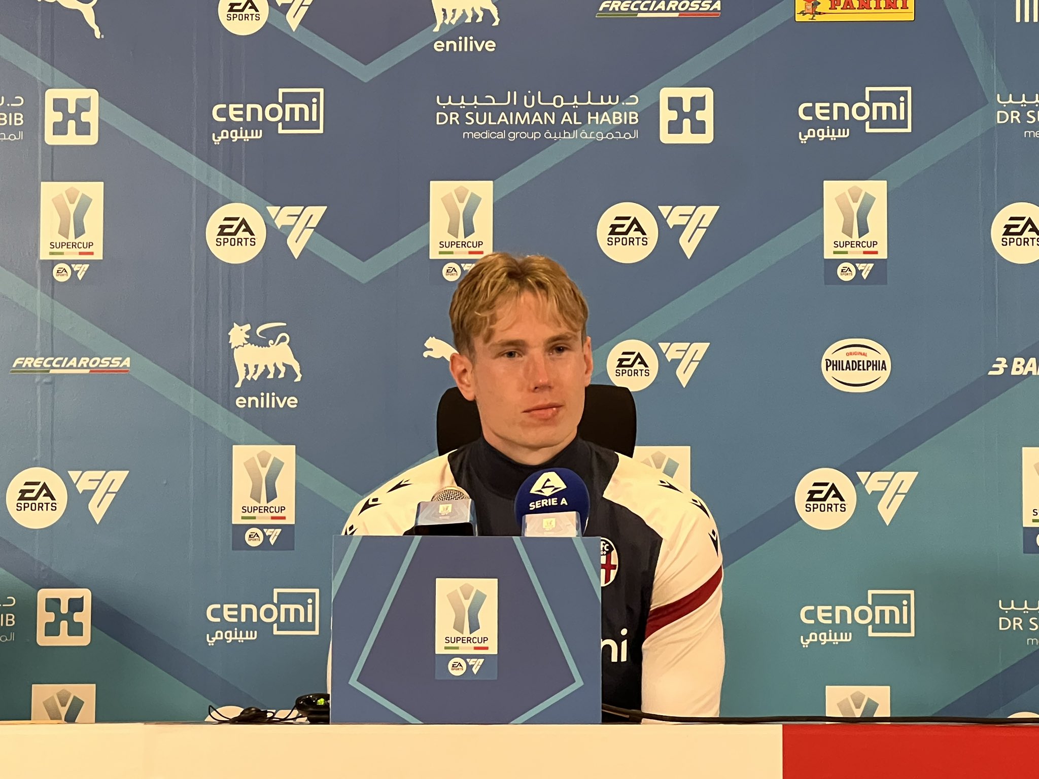 توربيورن هيغيم لاعب فريق بولونيا في المؤتمر الصحافي: -كان اللعب في السعودية تجربة جديدة، لكنها إيجابية، ومن الرائع رؤية جماهيرنا هنا. #نابولي_بولونيا 