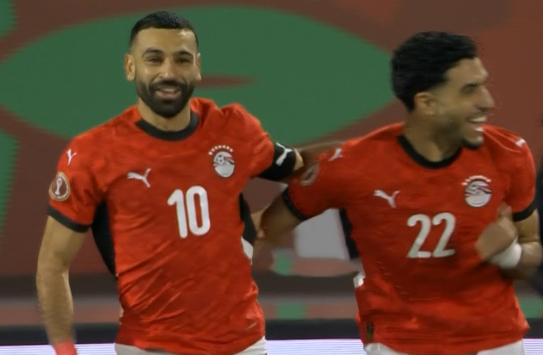 لقطات من هدف التقدم لمنتخب مصر عن طريق الأسطورة محمد صلاح 