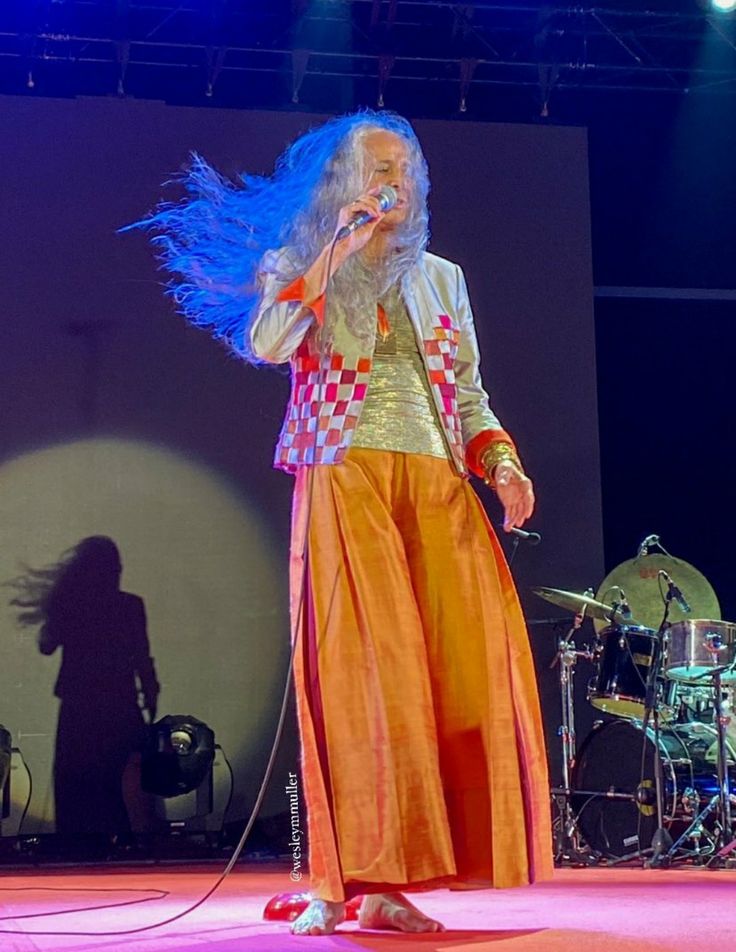 Galthaniana's tweet image. Pov: o cabelo mais bafonico de todos os tempos