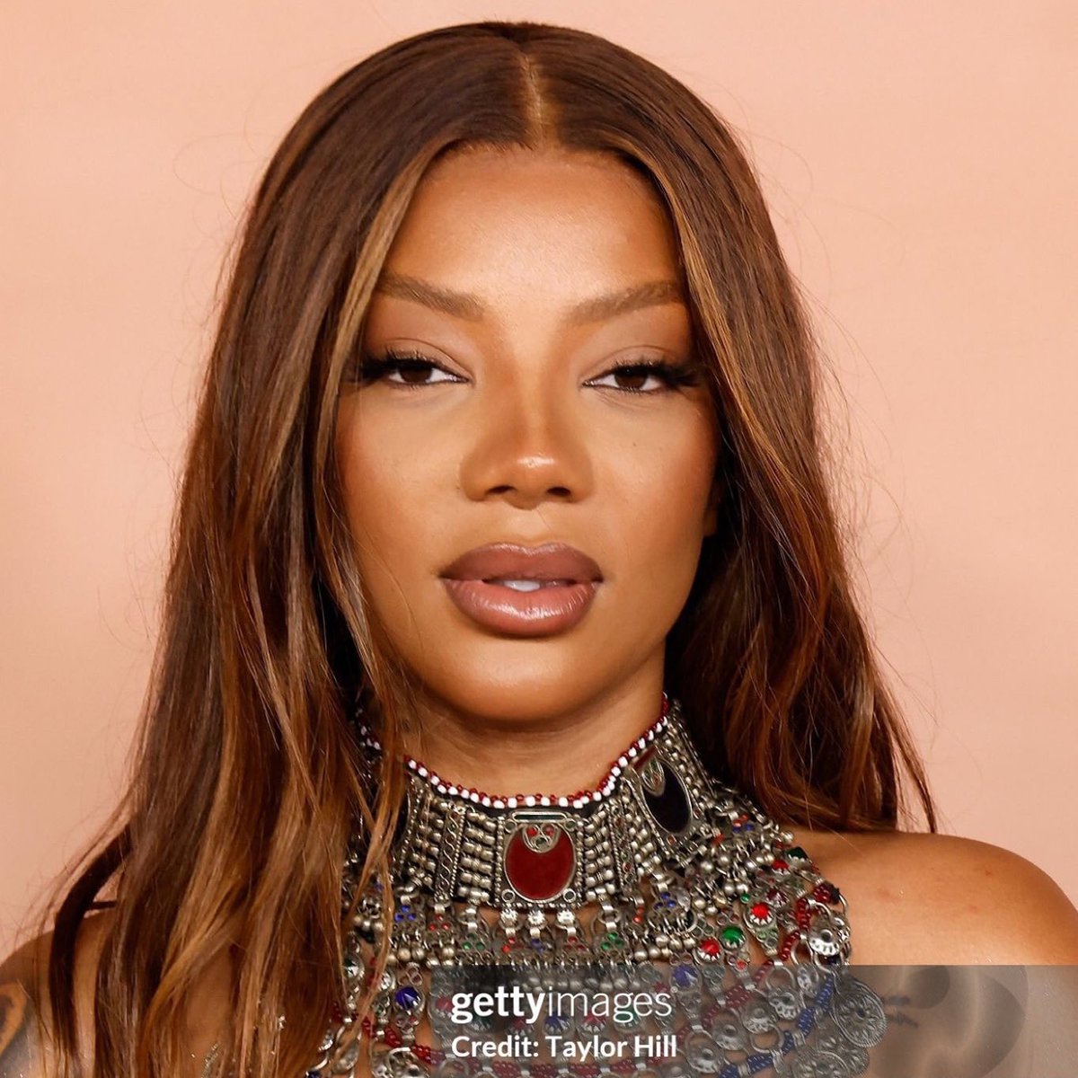 poponze's tweet photo. Ludmilla recusou uma proposta de homenagem do SBT após expor fala mentirosa de Marcão do Povo:

“Eu não posso aceitar uma homenagem enquanto essa mesma emissora segue dando voz a pessoas com atitudes racistas. Racismo não se resolve com homenagem”. https://t.co/Kc6ymkPMg9