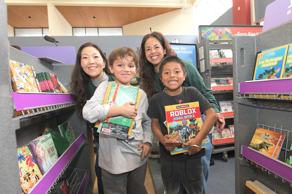 eatlearnplay's tweet image. In partnership with @RubrikInc, this year’s Christmas With the Currys brought Holiday Book Fairs to elementary schools across Oakland. Rubrik’s support helped make each book fair a joyful experience for students.