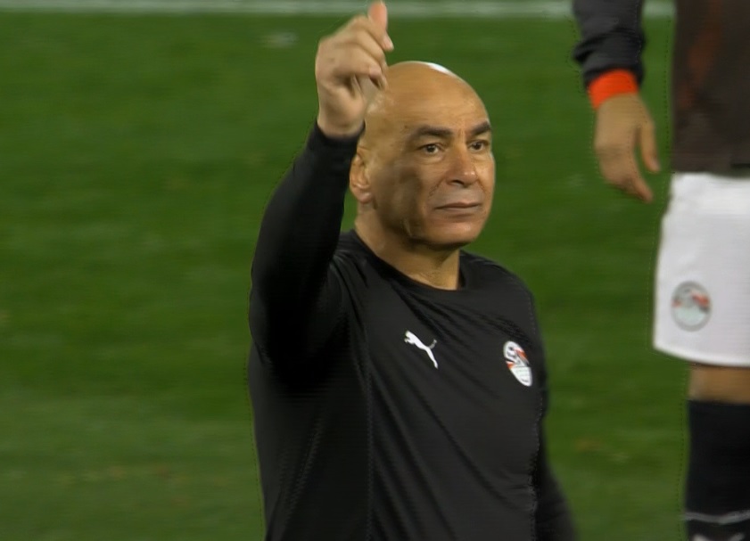 احتفال حسام حسن بانتصار مصر أمام زيمبابوي 