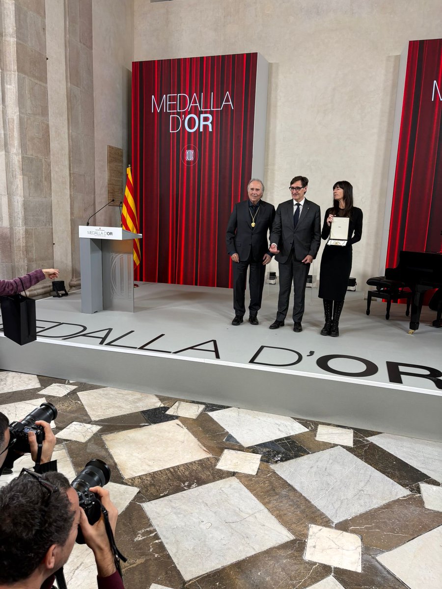 ROSA_M_IBARRA's tweet image. Aquesta tarda he tingut l’honor d’assistir a l’entrega de la Medallad’Or de la Generalitat de Catalunya a Núria Espert i Joan Manel Serrat.
Reconeixement a una trajectòria vital i cultural extarordinària de dos catalans universals.
Enhorabona!