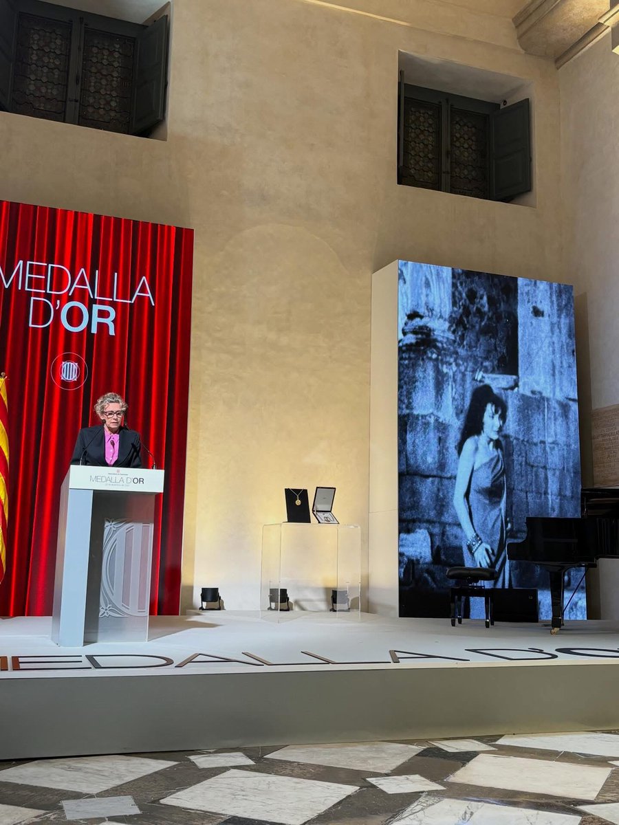 ROSA_M_IBARRA's tweet image. Aquesta tarda he tingut l’honor d’assistir a l’entrega de la Medallad’Or de la Generalitat de Catalunya a Núria Espert i Joan Manel Serrat.
Reconeixement a una trajectòria vital i cultural extarordinària de dos catalans universals.
Enhorabona!