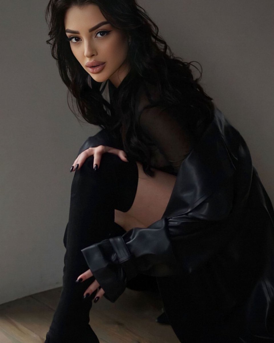 ukrainewomen_'s tweet image. Tell me something sweet... or should I go first? 😘