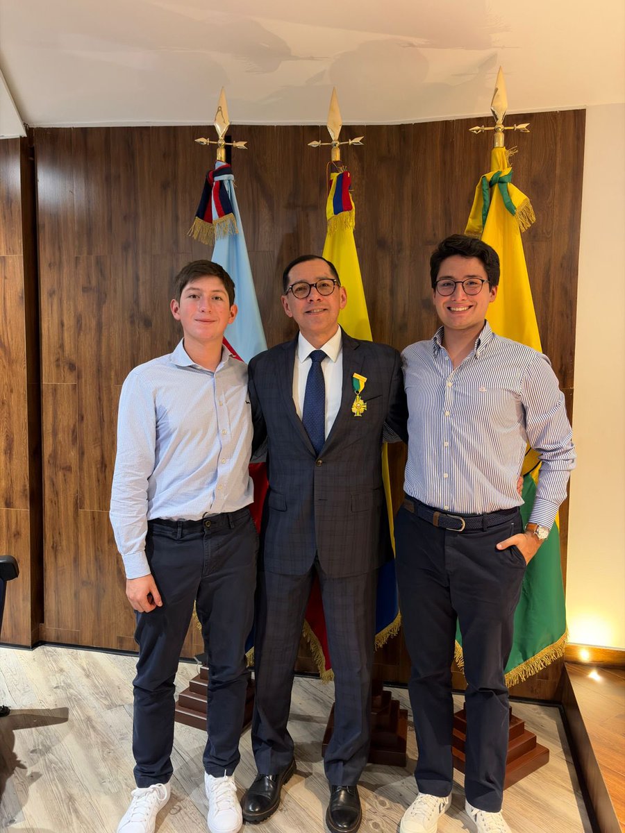 Hoy tuve el honor de recibir la Medalla al Mérito Hospitalario de mi <a href="/HOMILCOL/">Hospital Militar Central Colombia- HOMIL</a>, otorgada por el señor Mayor General Rincón, como reconocimiento al trabajo desarrollado en la creación del área de Inteligencia Artificial Clínica.

Fue un momento profundamente significativo poder