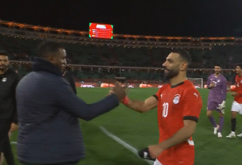 الجميع لا يصدق نفسه بعد هذا الفوز المثير.. احتفال محمد صلاح مع نجوم منتخب مصر 