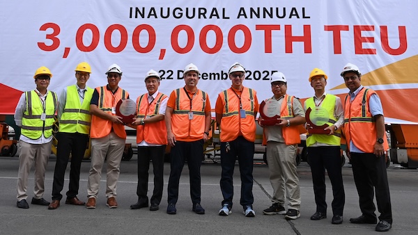 HELLENICSHIP's tweet image. ICTSI Manila flagship #terminal achieves 3M #TEUs 
hellenicshippingnews.com/ictsi-manila-f…