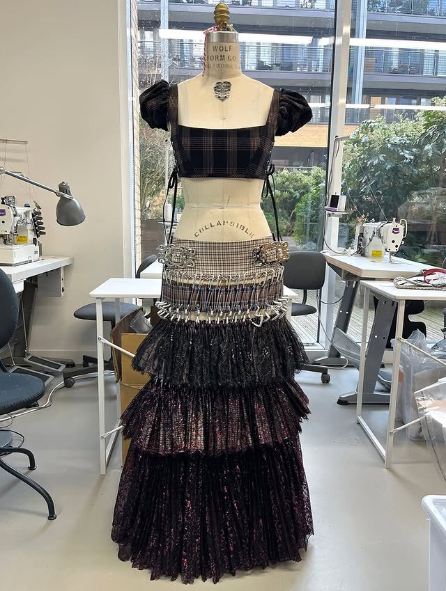 saintdoII's tweet photo. looking back on this custom chopova lowena number pinkpantheress wore at the fashion awards 🎀 it felt so her https://t.co/Lg6E2fEyv5
