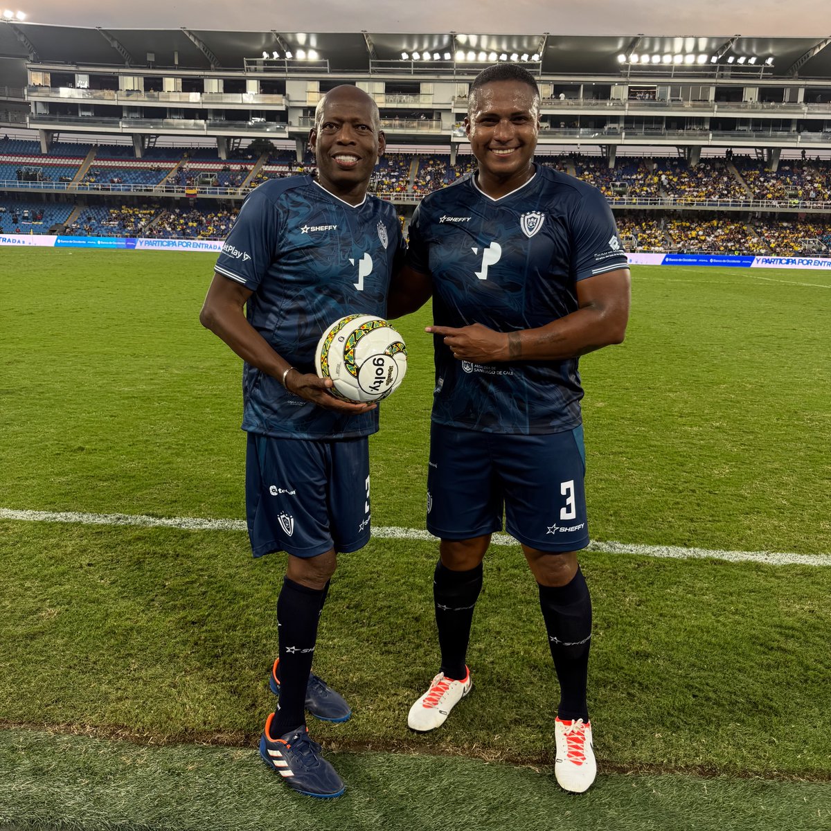 Con una leyenda colombiana, qué personaje.
Con nuestro querido <a href="/eltinoasprilla/">Tino Asprilla</a>