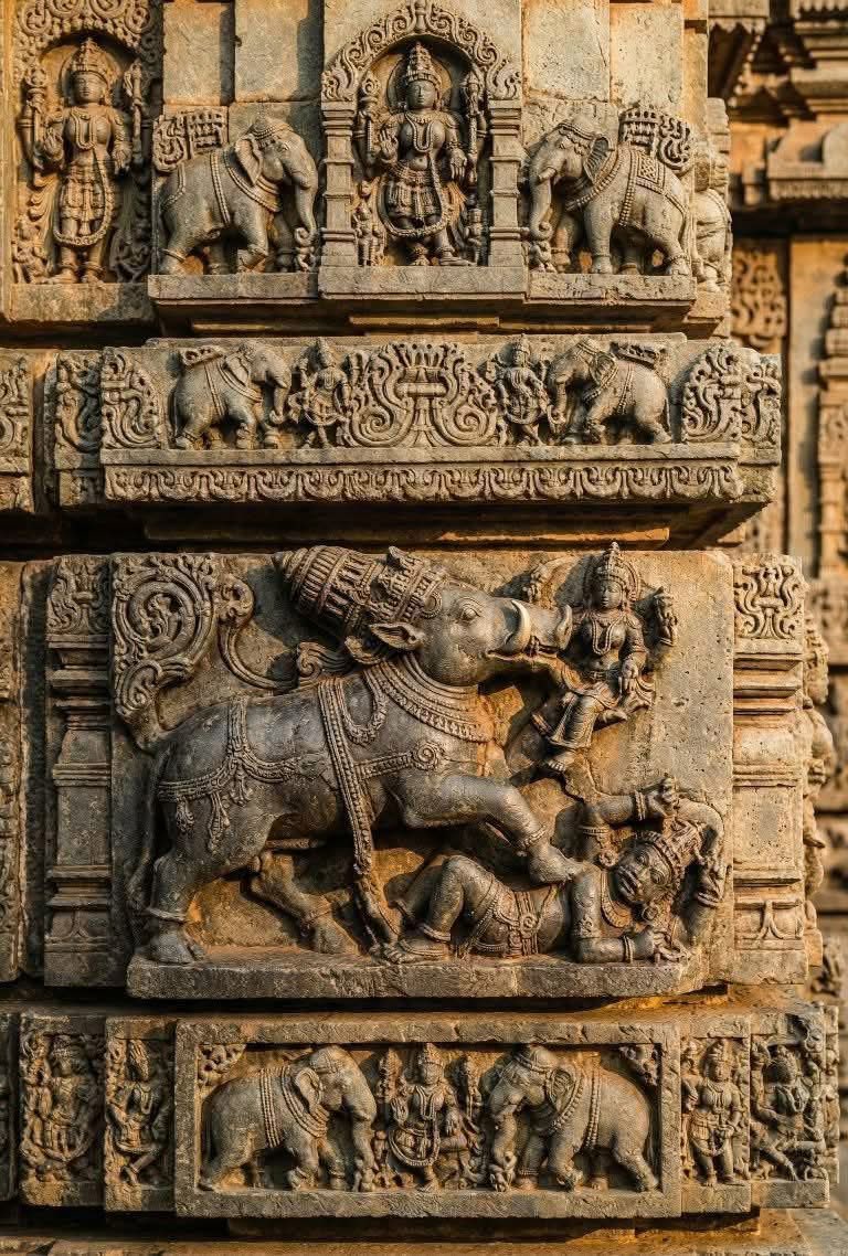 ssaratht's tweet image. Embodiment of Exceptional Craftsmanship!

The temple was commissioned by King Vishnuvardhana in 1117 CE to commemorate his military victory over the Cholas.

The central carving depicts Varaha, the boar avatar of Vishnu, rescuing Bhudevi (Mother Earth). It is a masterpiece of…