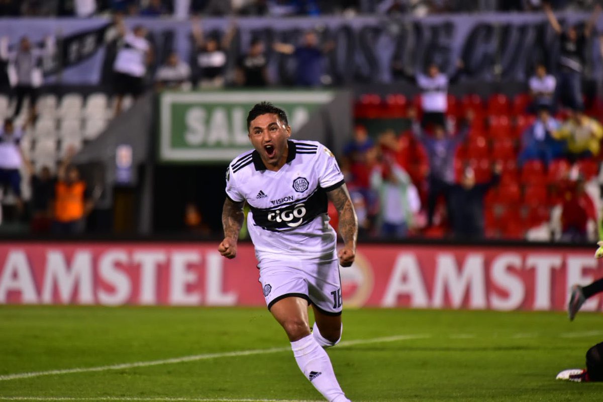 William Mendieta:

“El jugador que más me sorprendió en el día a día fue Tabaré Viudez, era completo, se le disfrutaba en los entrenamientos y partidos”

“Mi mejor momento de mi carrera fue en Olimpia, me entendía a la perfección con Néstor Camacho”