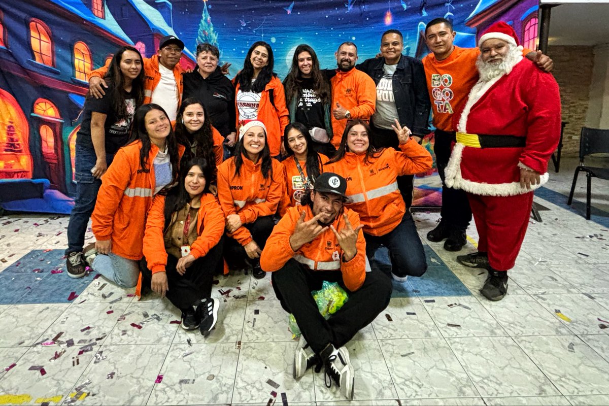idipronbogota's tweet photo. Diciembre llegó y la niñez se vive con alegría 🎄✨. Desde el Castillo de las Artes, la estrategia de voluntariado y prevención ESCNNA compartió con niños y niñas una jornada de juegos, sonrisas y cuidado, junto a @corporacioncorazonhumano y @pazosfera 🤍🎨🎅 https://t.co/5GMyMRW3g9