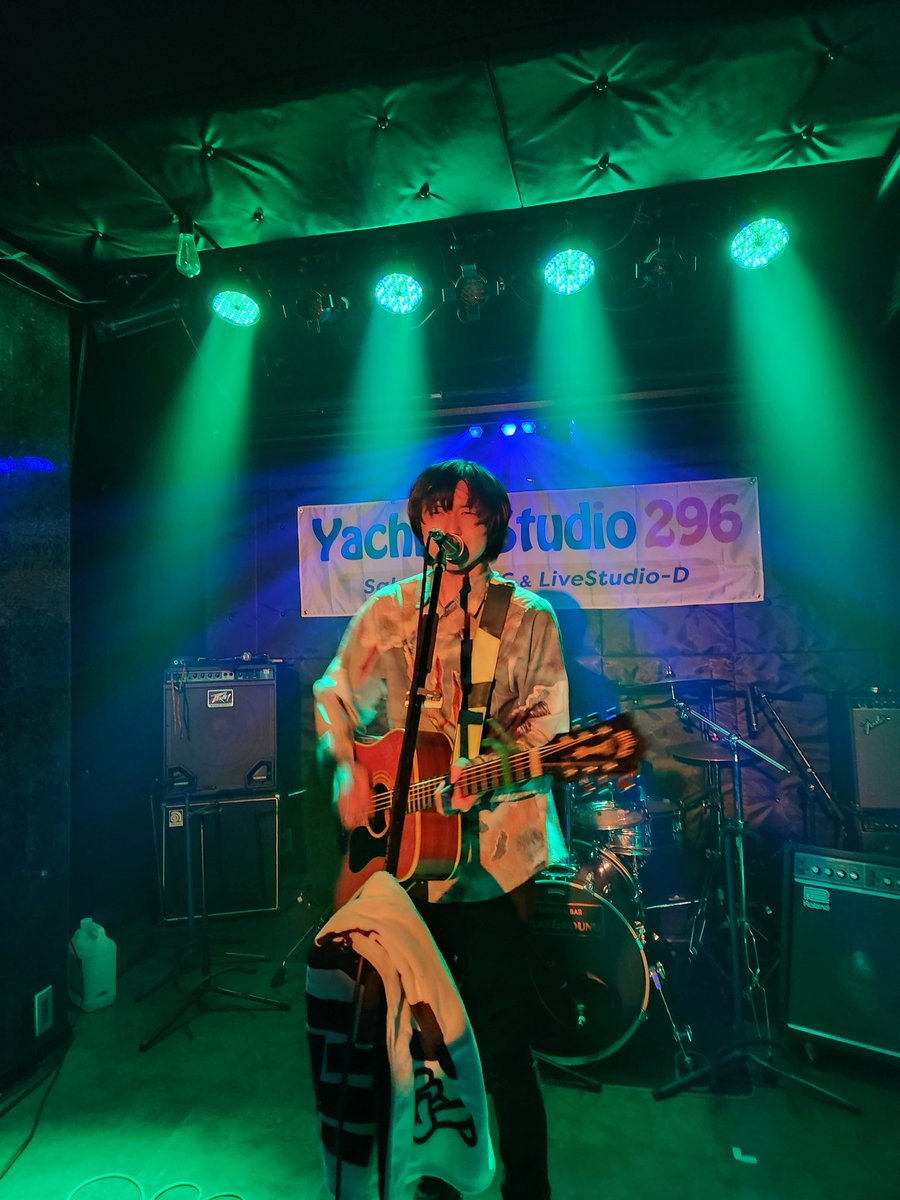 9vJ7Ldzf4PXbCmV's tweet image. 12.22YachiyoStudio296にて、#竹田侑海　さんのライブに行ってきた。途中で、弦が切れてしまって、エレキギターを借りて演奏を続ける。困難があっても、全力で頑張る、まさに目指したい人生のようなレア会だった。これも　#ボリビーラ　だなと思える瞬間。#自分エール　ありがとう、感動を！！