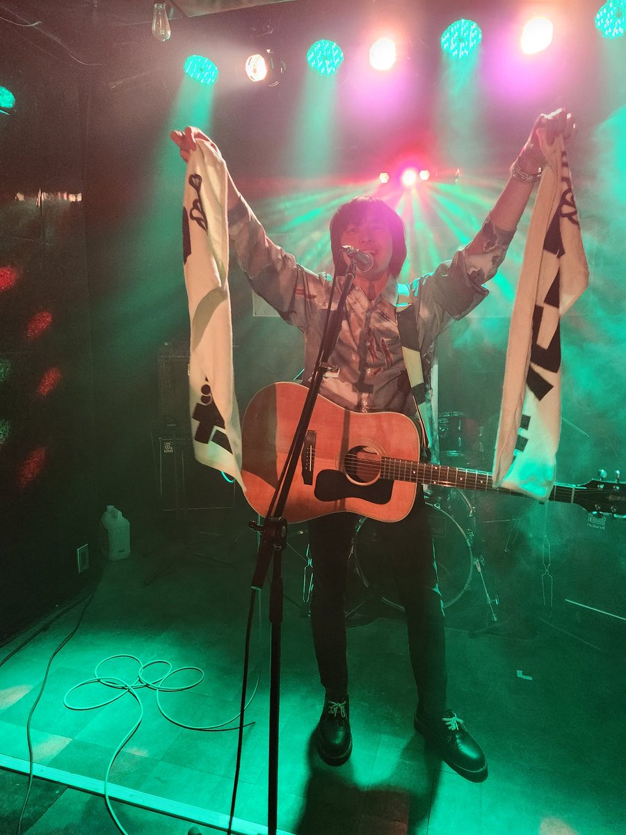 9vJ7Ldzf4PXbCmV's tweet image. 12.22YachiyoStudio296にて、#竹田侑海　さんのライブに行ってきた。途中で、弦が切れてしまって、エレキギターを借りて演奏を続ける。困難があっても、全力で頑張る、まさに目指したい人生のようなレア会だった。これも　#ボリビーラ　だなと思える瞬間。#自分エール　ありがとう、感動を！！