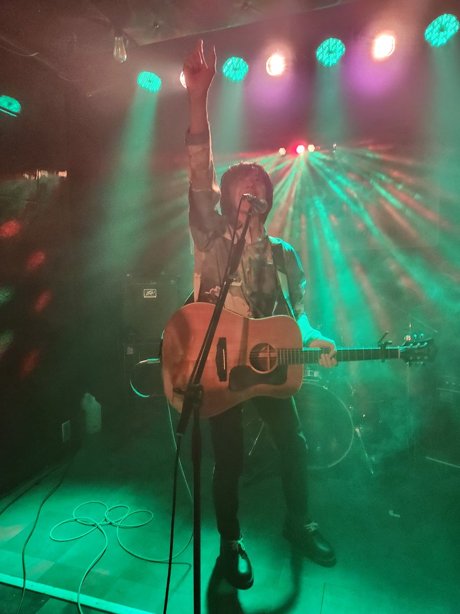 9vJ7Ldzf4PXbCmV's tweet image. 12.22YachiyoStudio296にて、#竹田侑海　さんのライブに行ってきた。途中で、弦が切れてしまって、エレキギターを借りて演奏を続ける。困難があっても、全力で頑張る、まさに目指したい人生のようなレア会だった。これも　#ボリビーラ　だなと思える瞬間。#自分エール　ありがとう、感動を！！