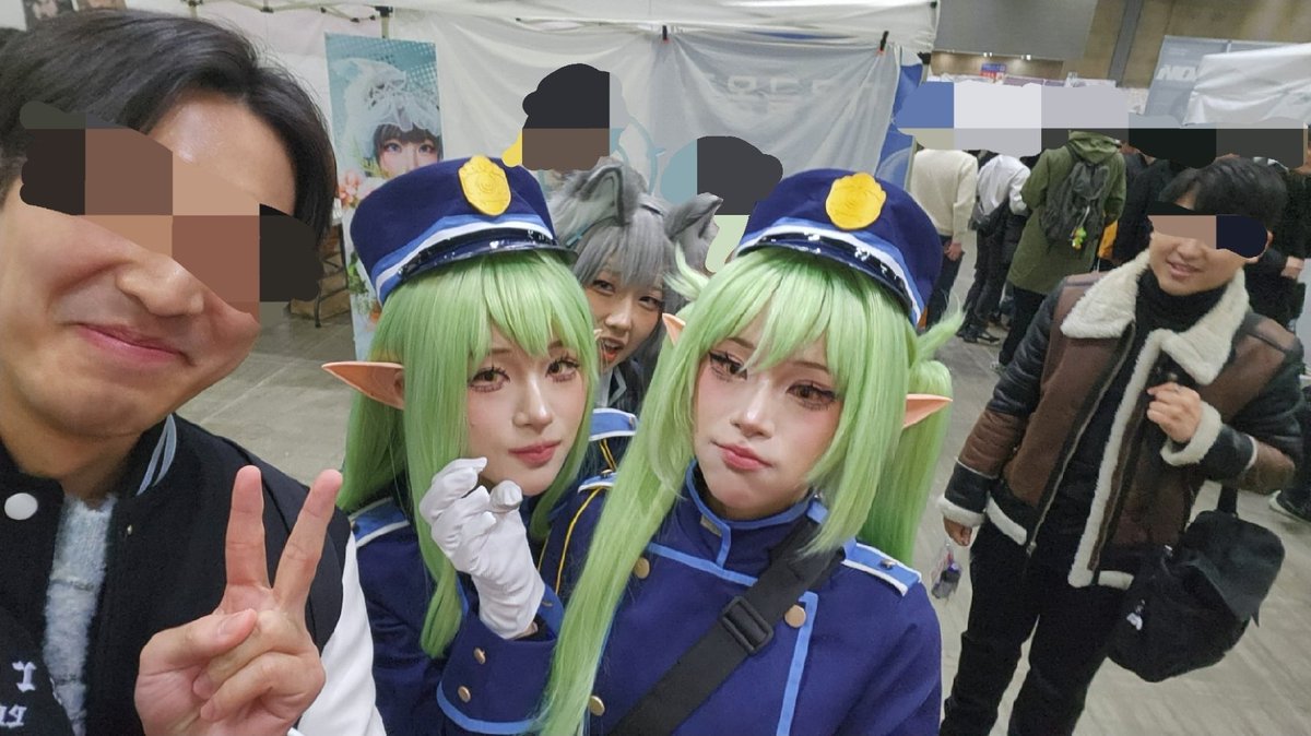 teawoong_02's tweet image. 철도가키(@Hellra_S2/@Rahell_S2)분들과 사진찍는 중 시로코(@sonson_o3o)가 난입해주셨어요.
사진에서 느껴지는 이 따뜻하고 즐거운 느낌이 개인적 12서코 베스트 샷입니다!
헬라님이 잊지 않고 기억해주시고 악수까지 청해주시니!! 다시 같이 사진 찍어주시면 절 한 번 올리겠습니다! 감사합니당🙇‍♂️🙇‍♂️