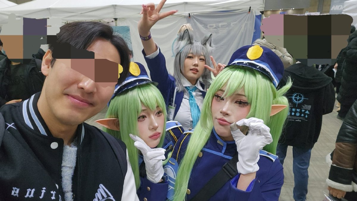 teawoong_02's tweet image. 철도가키(@Hellra_S2/@Rahell_S2)분들과 사진찍는 중 시로코(@sonson_o3o)가 난입해주셨어요.
사진에서 느껴지는 이 따뜻하고 즐거운 느낌이 개인적 12서코 베스트 샷입니다!
헬라님이 잊지 않고 기억해주시고 악수까지 청해주시니!! 다시 같이 사진 찍어주시면 절 한 번 올리겠습니다! 감사합니당🙇‍♂️🙇‍♂️