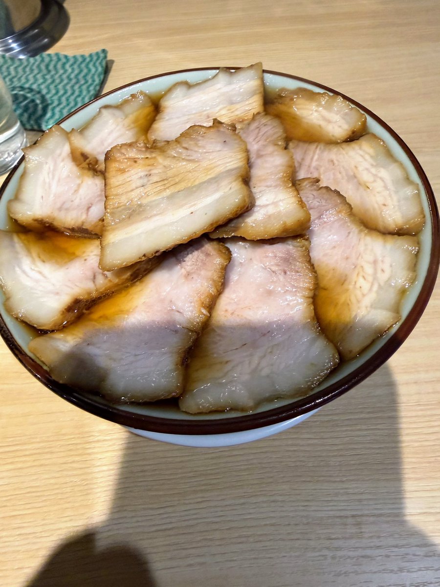 Wakkun69's tweet image. 肉そばで有名な豊しま系

神保町の　豊はるさんで

チャーシューそば
（そば　うどん　きしめんから選べます）

このビジュアル素晴らしい

他にもいろんな変わり種そば
がある

次はせりせせりそばかなー？

#豊はる
#立ち食いそば
#神保町